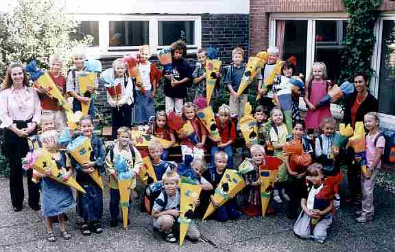 Die neue 1. Klasse mit den Lehrerinnen Temminghoff und Davids